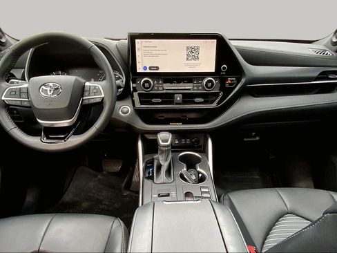 Used 2024 Toyota Highlander XSE FWD image 16