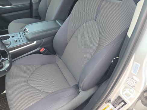 Used 2021 Toyota Highlander LE AWD/4WD image 15