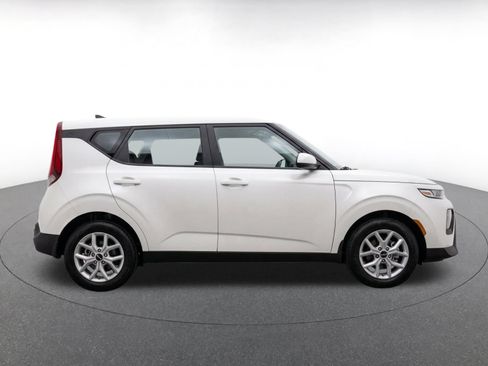Used 2025 Kia Soul LX w/ LX Technology Package FWD image 10