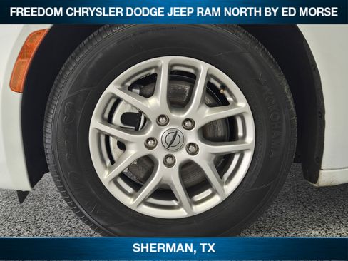 Used 2024 Chrysler Pacifica Touring-L image 7