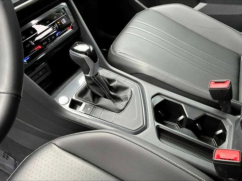 Used 2024 Volkswagen Tiguan SE image 17