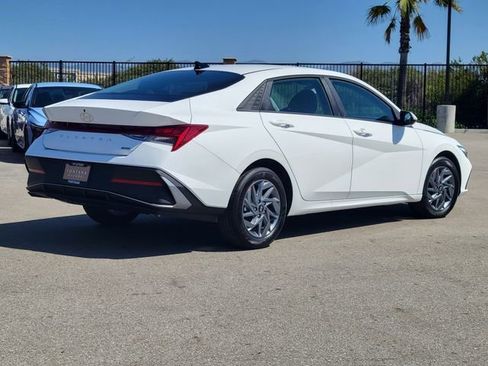New 2026 Hyundai Elantra Hybrid FWD image 4