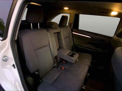 Used 2017 Toyota Highlander LE FWD image 19