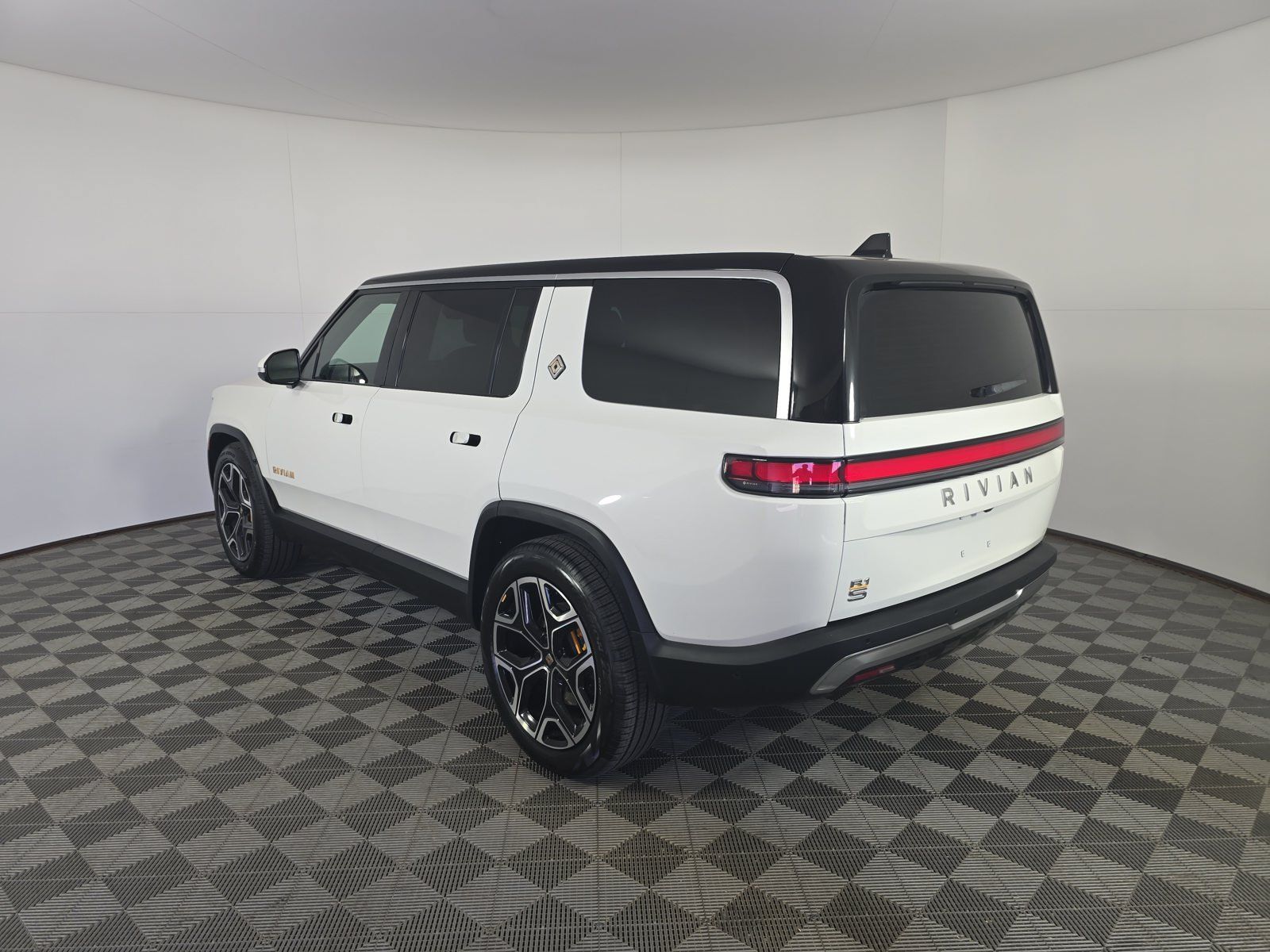 Used 2022 Rivian R1S Launch Edition Quad AWD/4WD image 3