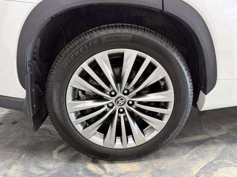Used 2024 Toyota Highlander Platinum AWD/4WD image 34