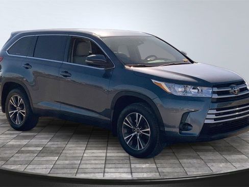 Used 2019 Toyota Highlander LE image 3