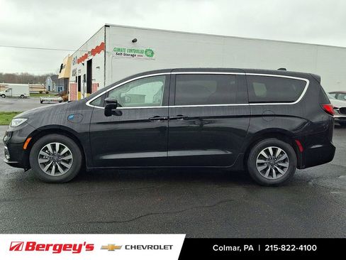 Used 2023 Chrysler Pacifica Touring-L image 9