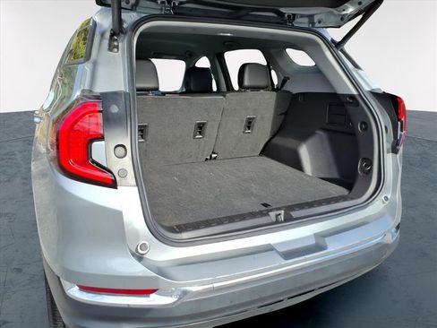 Used 2024 GMC Terrain SLT image 25