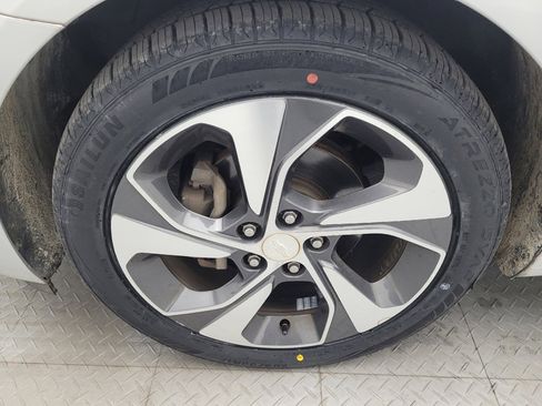 Used 2017 Chevrolet Sonic Premier FWD image 31