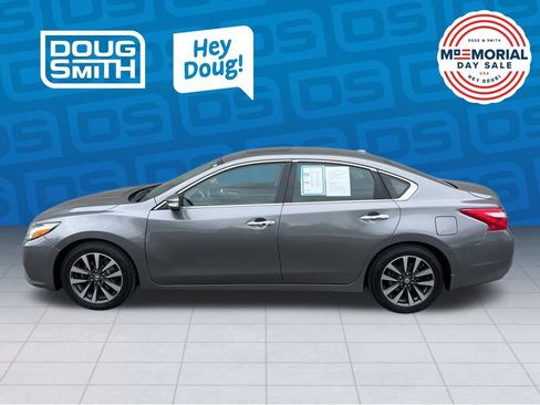 Used 2017 Nissan Altima 2.5 SV w/ Convenience Package FWD image 3