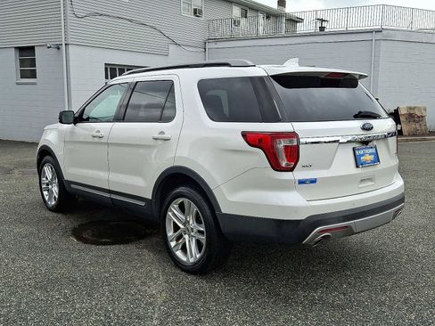 Used 2017 Ford Explorer XLT w/ Equipment Group 202A image 4