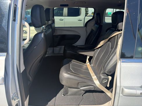 Used 2023 Chrysler Pacifica Touring-L FWD image 8