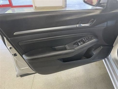 Used 2019 Nissan Altima 2.5 SV FWD image 11