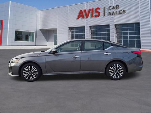 Used 2025 Nissan Altima 2.5 SV FWD image 10