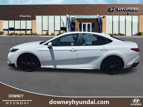 Used 2025 Toyota Camry SE FWD image 2