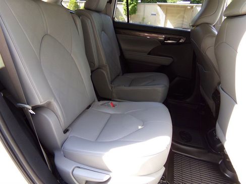 Used 2024 Toyota Highlander AWD image 27