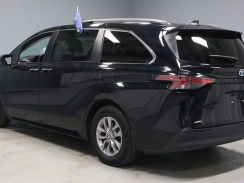 Used 2022 Toyota Sienna XLE w/ XLE Plus Package image 11