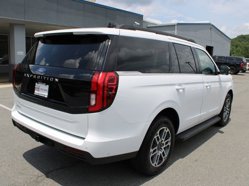 Used 2025 Ford Expedition Active AWD/4WD image 3