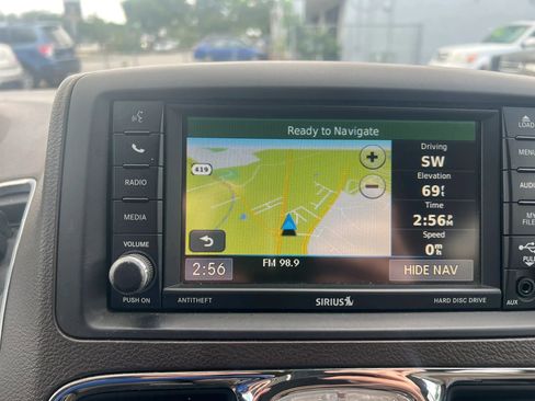 Used 2016 Chrysler Town & Country Touring w/ Driver Convenience Group FWD image 11
