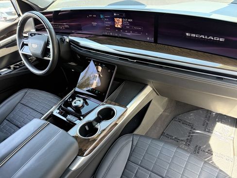 Certified 2025 Cadillac Escalade Sport Platinum AWD/4WD image 13