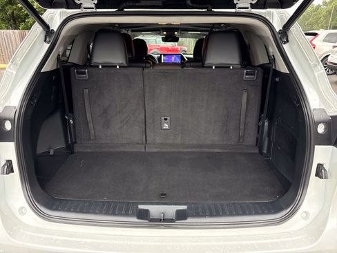 Used 2023 Toyota Highlander XLE FWD image 33