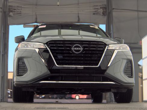 Used 2024 Nissan Kicks SV FWD image 3