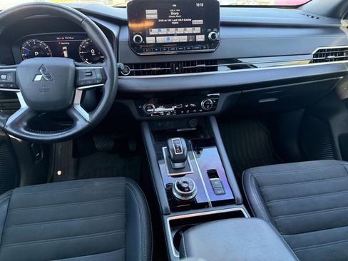 Used 2023 Mitsubishi Outlander SE Black Edition image 13