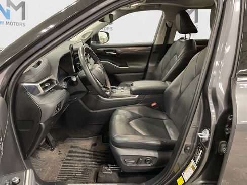 Used 2023 Toyota Highlander Limited image 9