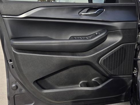 New 2025 Jeep Grand Cherokee L Altitude image 16