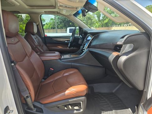 Used 2016 Cadillac Escalade Luxury AWD/4WD image 28
