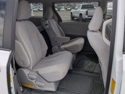 Used 2013 Toyota Sienna LE image 8