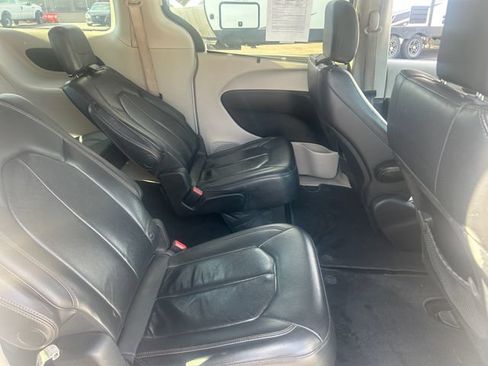 Used 2017 Chrysler Pacifica Touring-L FWD image 33