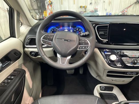 Used 2023 Chrysler Pacifica Touring-L FWD image 17