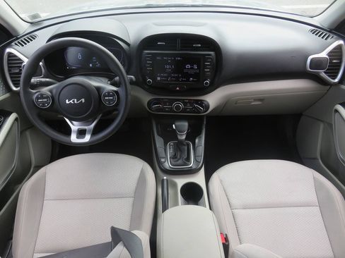 Used 2023 Kia Soul LX w/ LX Technology Package FWD image 12