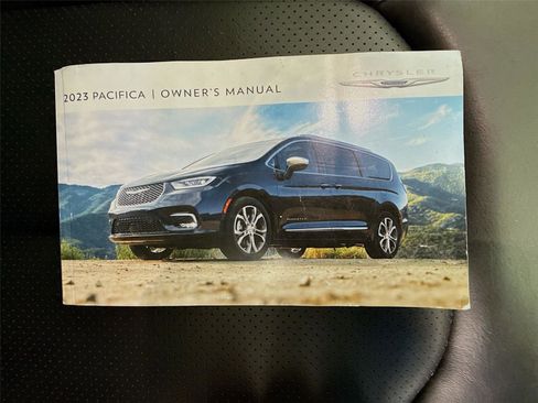 Used 2023 Chrysler Pacifica Touring-L FWD image 30