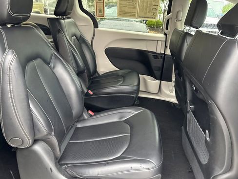 Used 2023 Chrysler Pacifica Touring-L FWD image 38