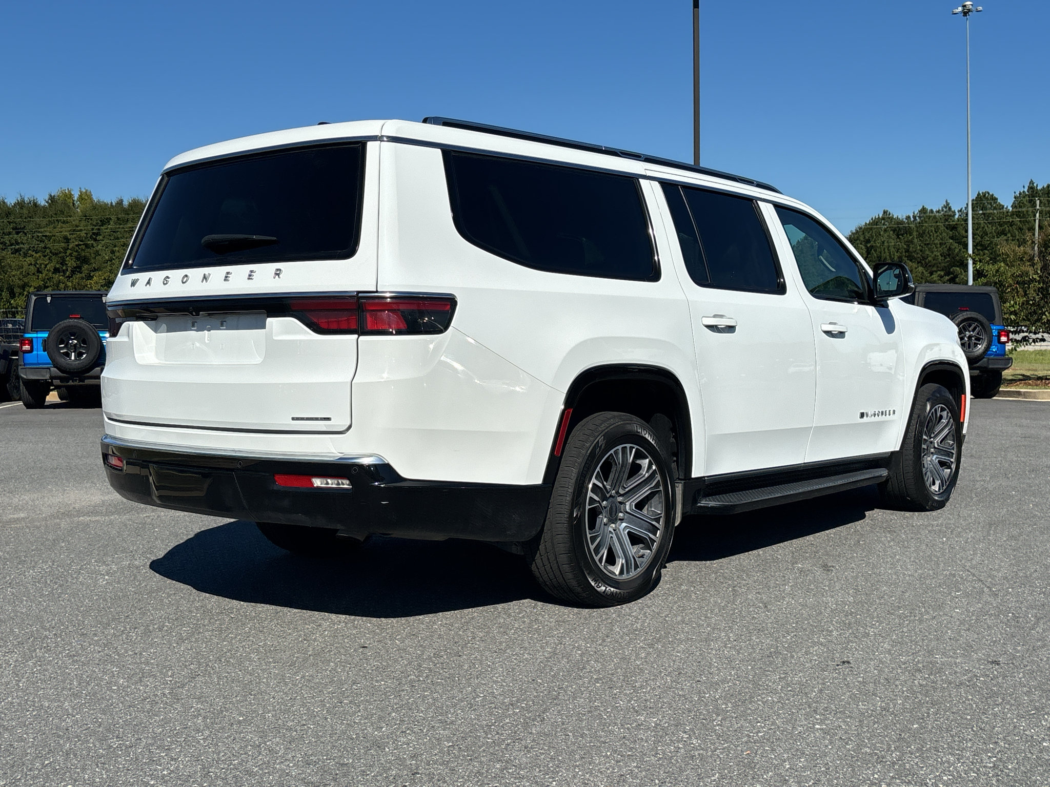 Used 2024 Jeep Wagoneer L Series II RWD image 6