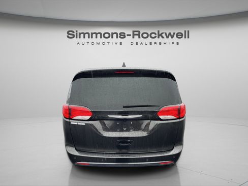 Used 2025 Chrysler Voyager LX image 6