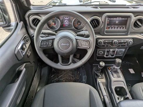 Used 2023 Jeep Gladiator Sport AWD/4WD image 15