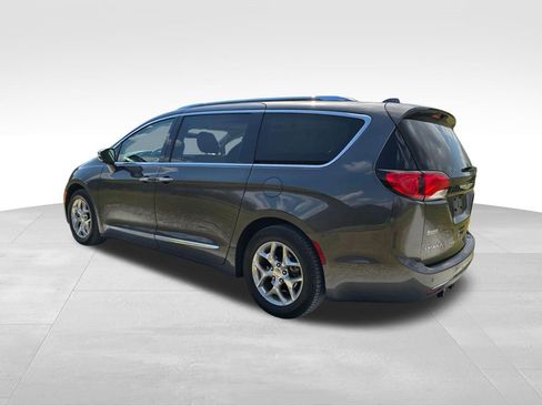 Used 2017 Chrysler Pacifica Limited image 18