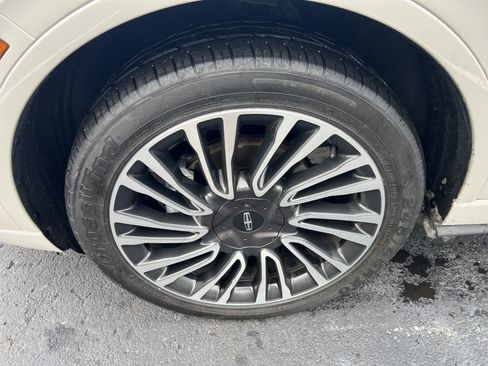 Used 2021 Lincoln Corsair Reserve w/ Equipment Group 201A image 9