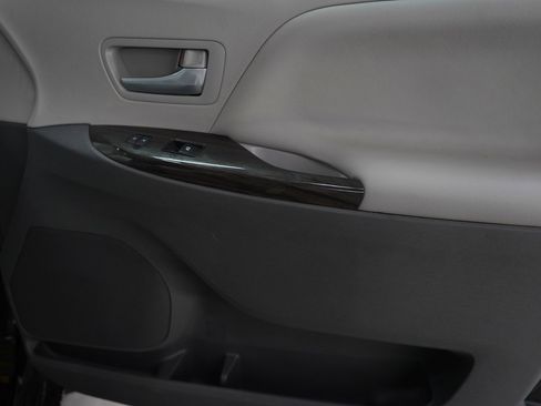 Used 2017 Toyota Sienna XLE image 9