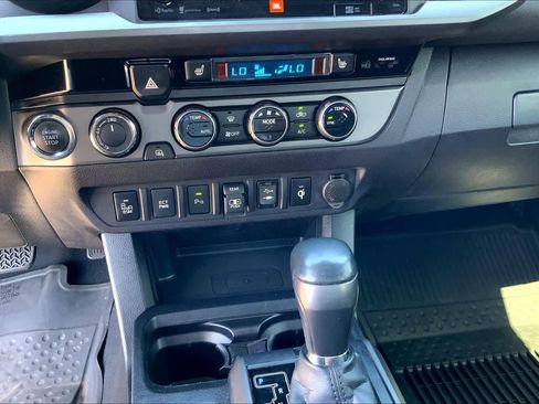Used 2018 Toyota Tacoma TRD Sport image 32
