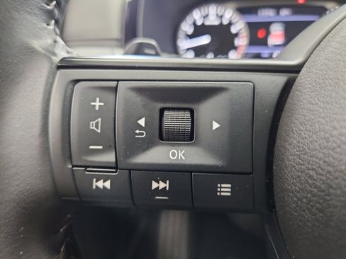 Used 2025 Nissan Pathfinder SV AWD/4WD image 12