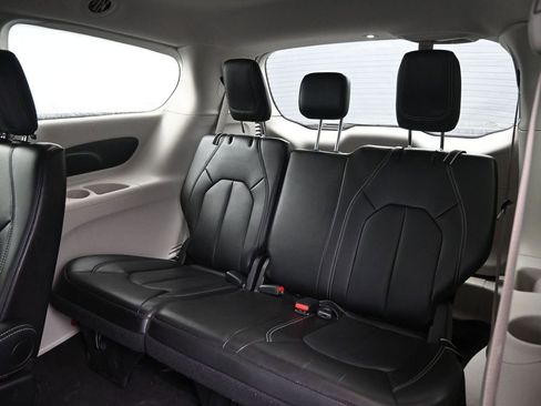 Used 2024 Chrysler Pacifica Touring-L image 26