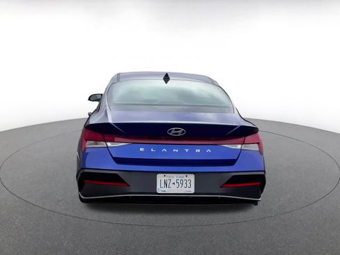 Used 2025 Hyundai Elantra SEL image 12