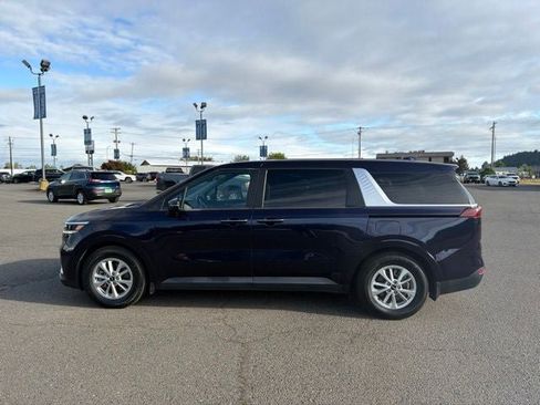 Used 2022 Kia Carnival LX FWD image 9