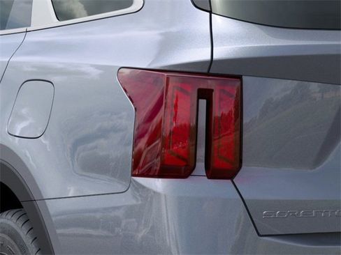 Certified 2025 Kia Sorento LX image 11