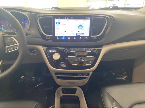 Used 2024 Chrysler Pacifica Touring-L FWD image 22