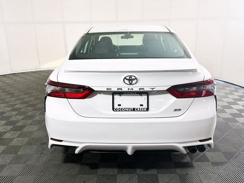 Used 2023 Toyota Camry SE FWD image 4